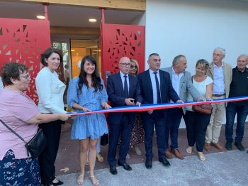 Les personnalités coupent le ruban pour inaugurer la structure