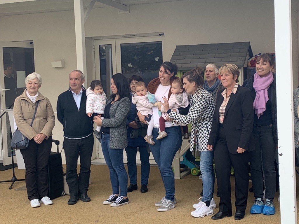 Ensemble des personnalités devant la crèche