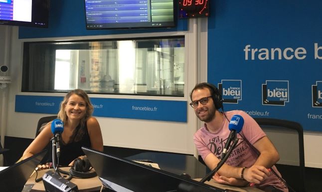 Deux personnes dans un studio de France Bleu Azur