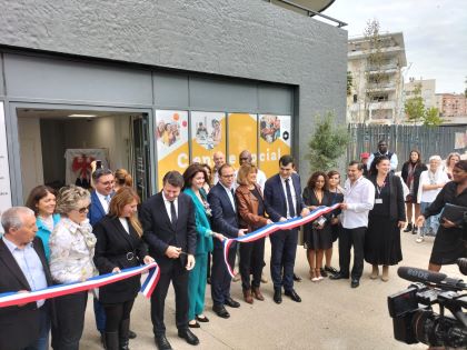 Coupe du ruban pour l'inauguration devant le centre social