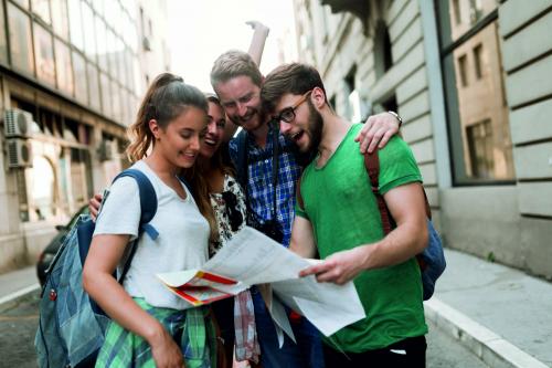 Etudiants dans la rue regardant une carte