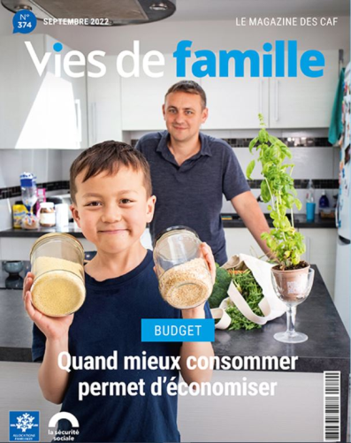 Un papa avec son fils dans leur cuisine