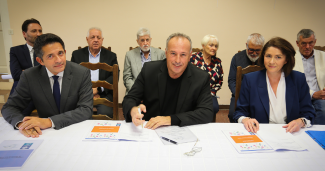 Photo des 3 personnes signant la charte