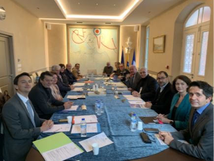 Les partenaires installés dans une grande salle de réunion