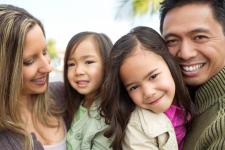 Parents avec leurs deux petites filles