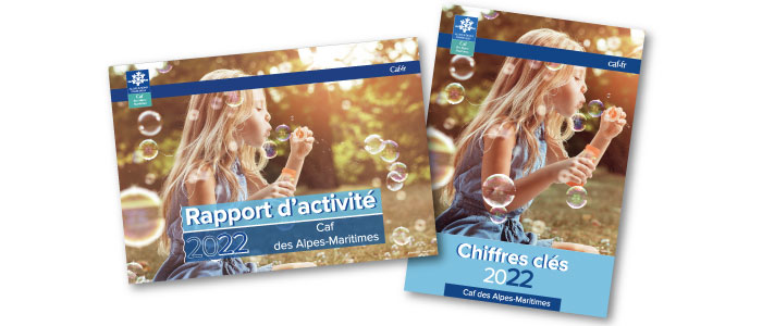 Jeune fille faisant des bulles