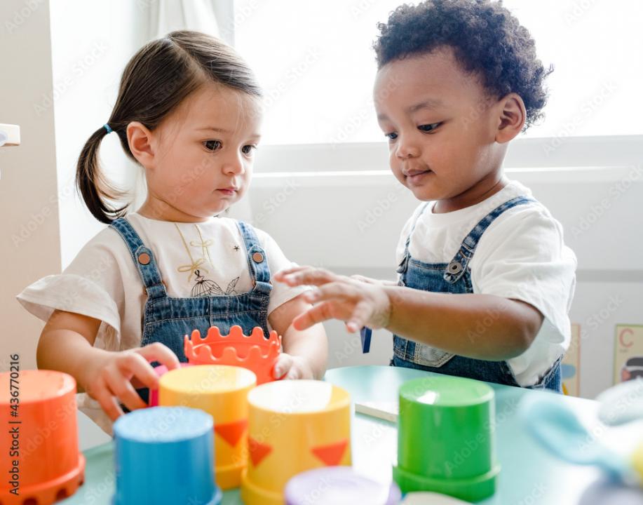 Deux enfants qui jouent