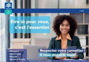 Jeune femme assise à un bureau