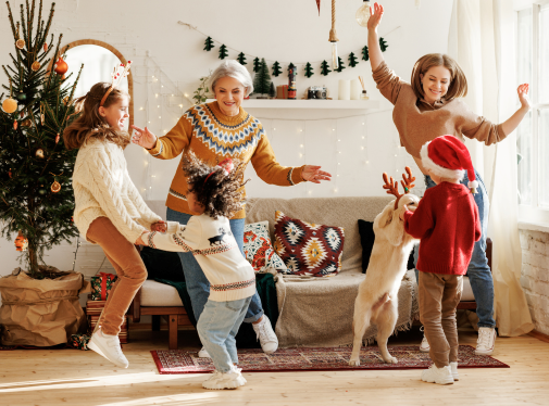 Une famille heureuse devant le sapin