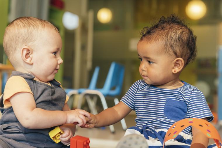 deux bébés qui jouent ensemble