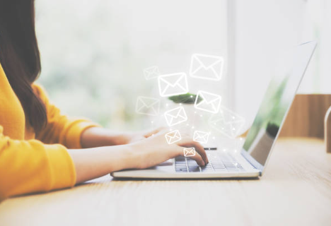 Personne qui envoie un mail