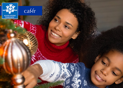 Mère et enfant qui décorent un sapin