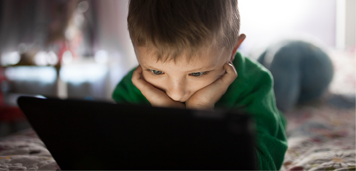 Jeune garçon devant un écran