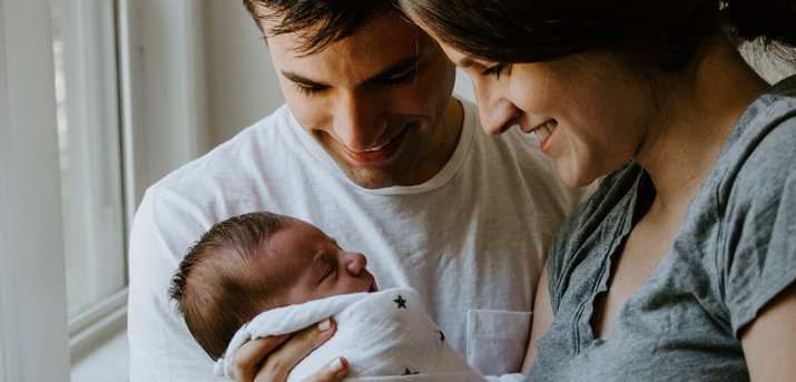 Couple avec un bébé dans les bras