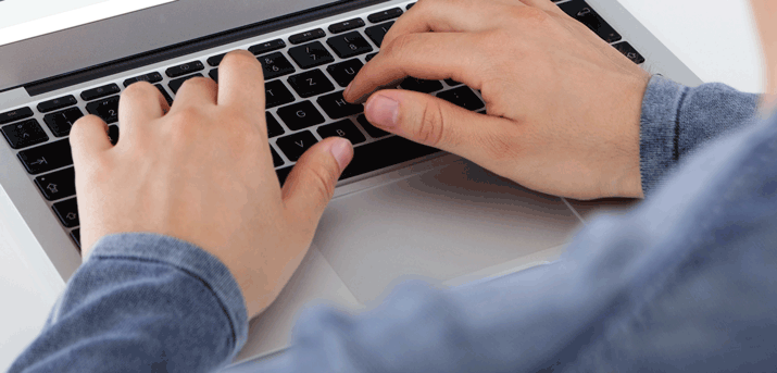 Mains sur un clavier
