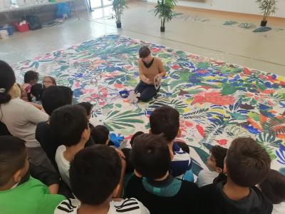 "Aurélie Piau, artiste guide les enfants à créer l'œuvre Kids Guernica"