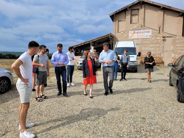 Isabelle Sancerni visite le chantier jeunes de Damazan. 