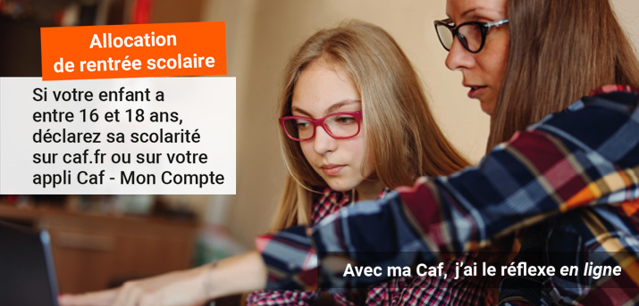 Mére et sa fille devant un écran