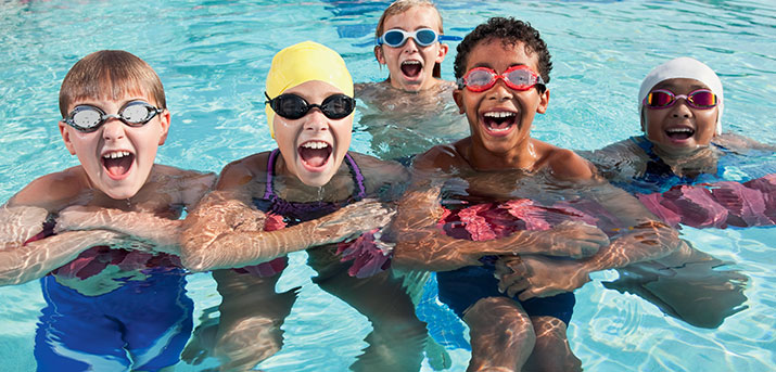 image d'enfants jouant dans une piscine
