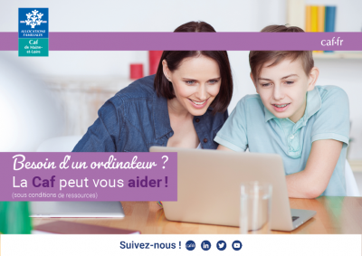 Une maman et son enfant devant un Pc portable