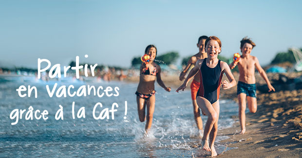 Jeunes enfants courant sur la plage les pieds dans l'eau