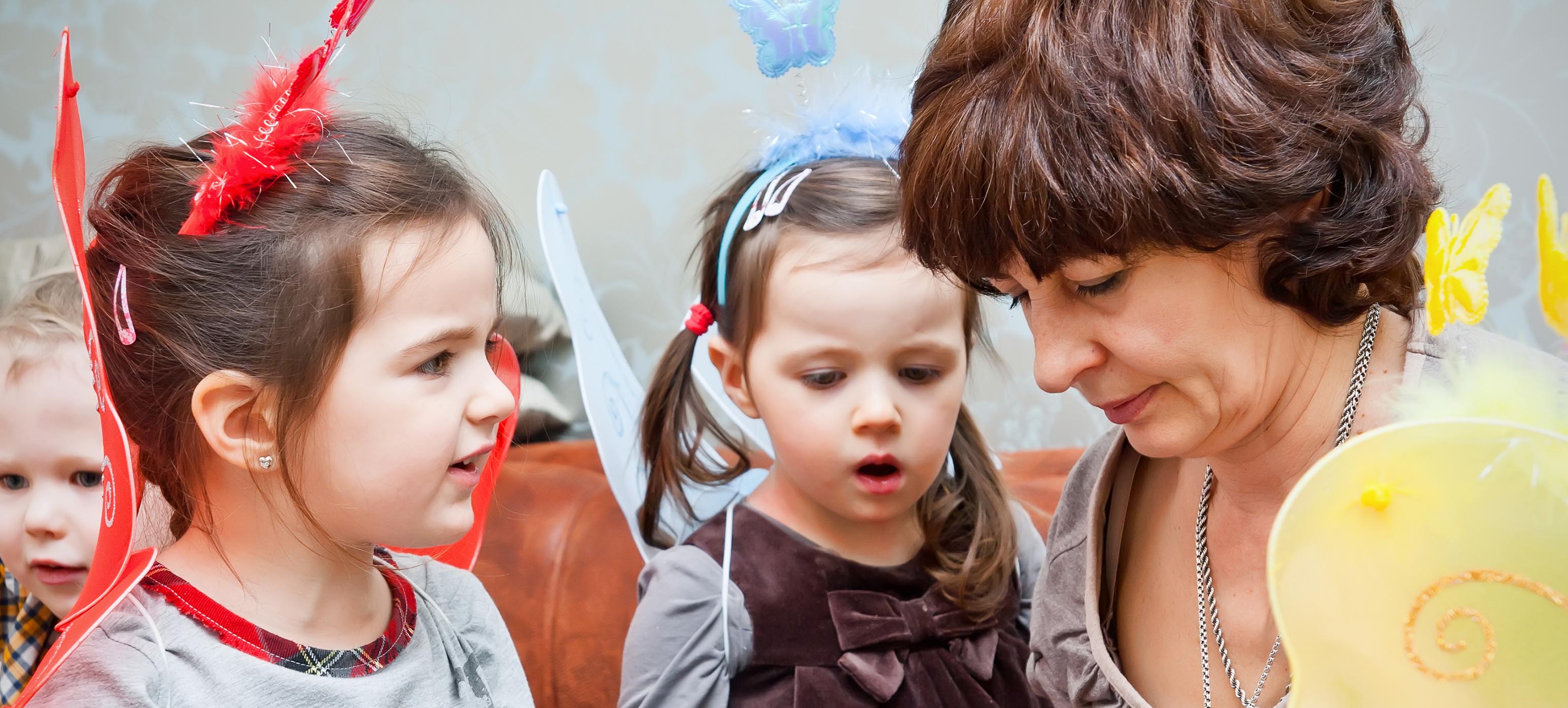 photo d'une assistante maternelle en activité avec des enfants