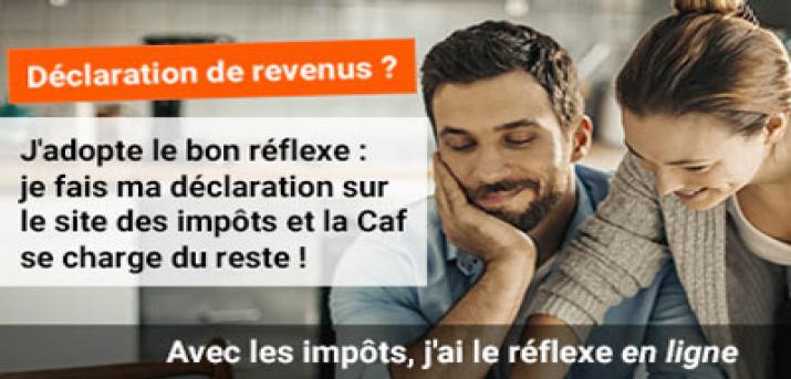 Couple devant ordinateur