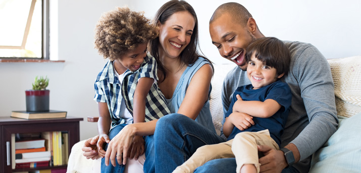 Parents et enfants sur canapé