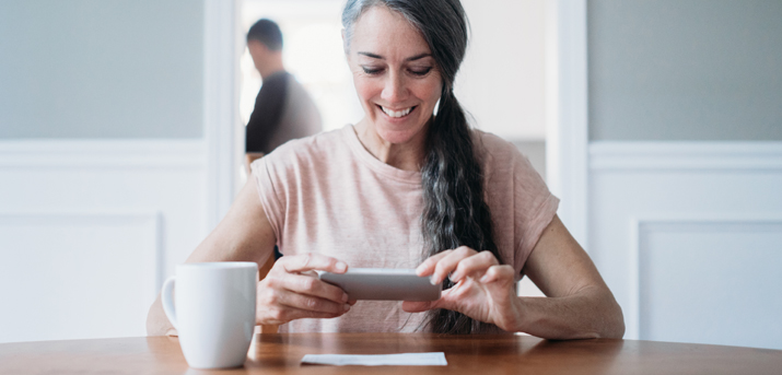 Femme qui prend un document en photo
