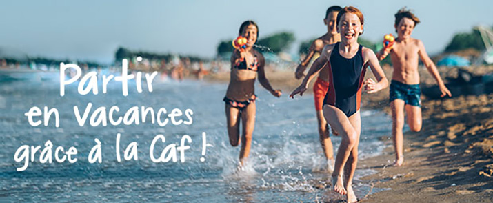 enfants qui courent au bord de la mer