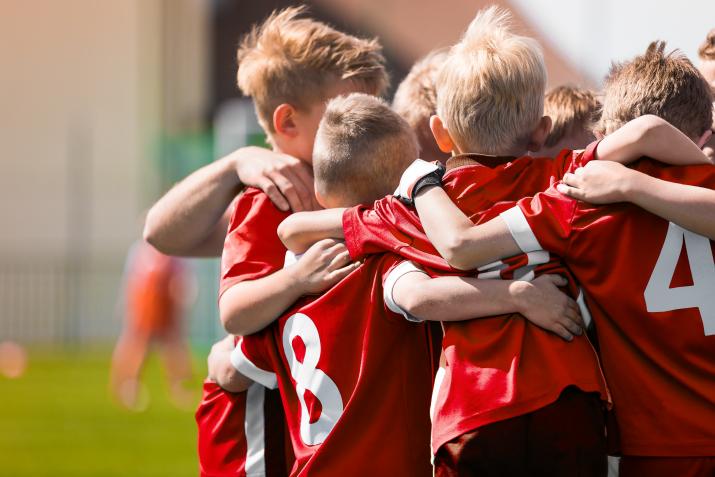 groupe enfants joueurs de foot sur terrain 