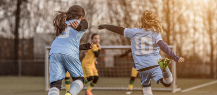 jeune filles qui jouent au football