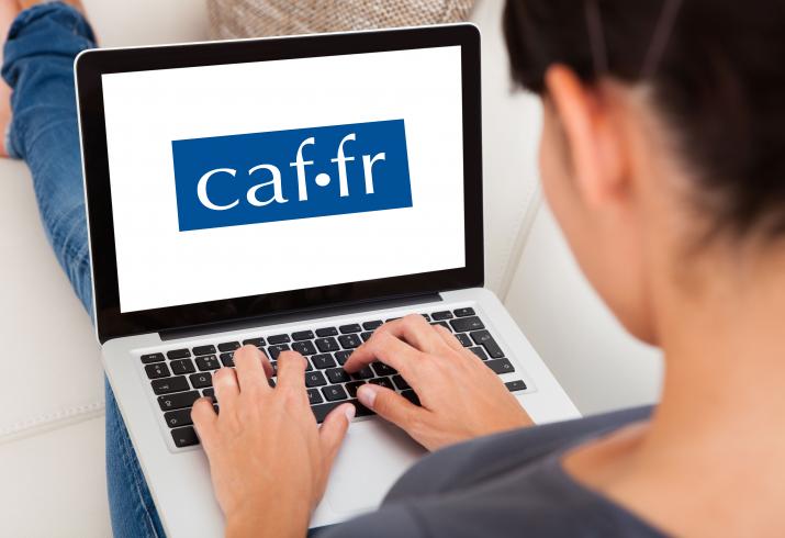 femme qui est face à un ordinateur portable sur le site de la caf