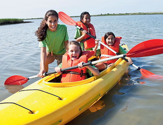 Enfants accompagnés par un animateur sur un canoé