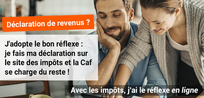 Image représentant 2 personnes souriantes devant un ordinateur portable ou une tablette.