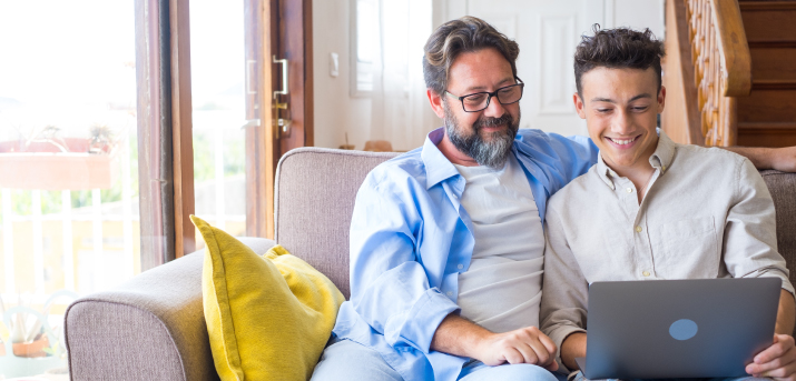 Un père et son fils étudiant devant un ordinateur