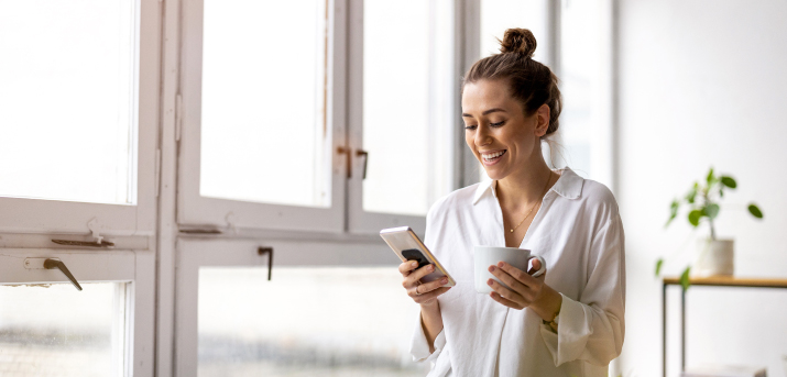 Femme regardant un smartphone