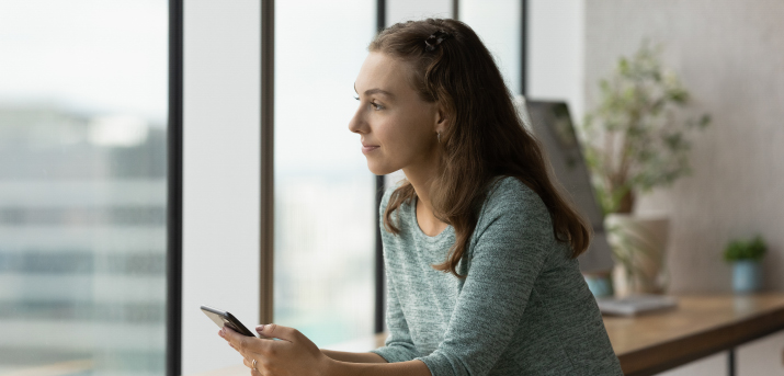 Femme regardant par la fenêtre