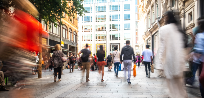 Des personnes marchent dans la rue