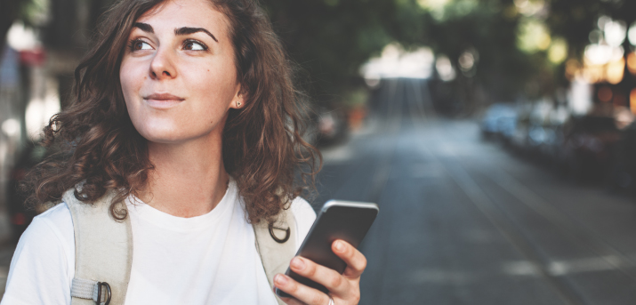 Jeune femme avec smartphone à la main