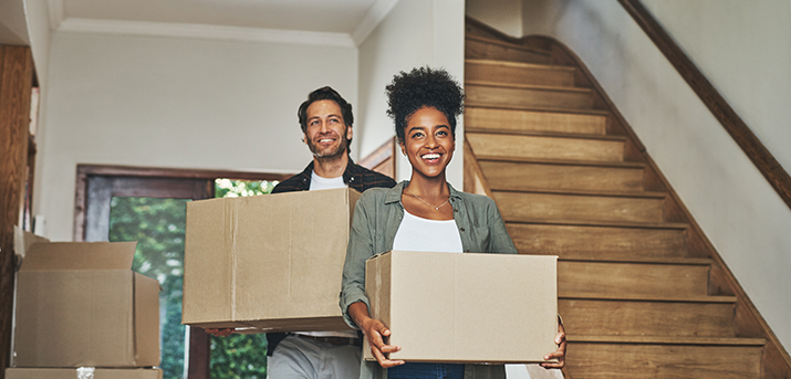 Couple avec des cartons de déménagement
