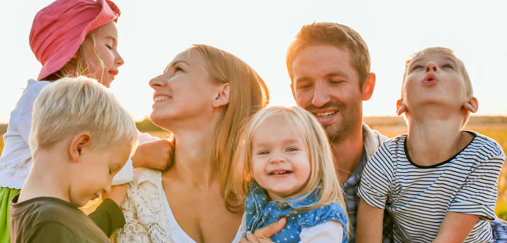 Famille de 2 adultes et 4 enfants
