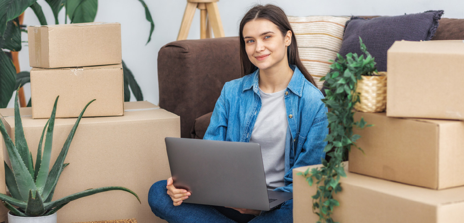 etudiante entourée de cartons