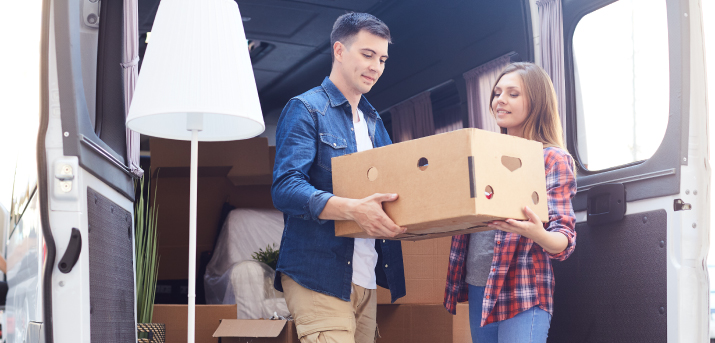 couple avec cartons de déménagement