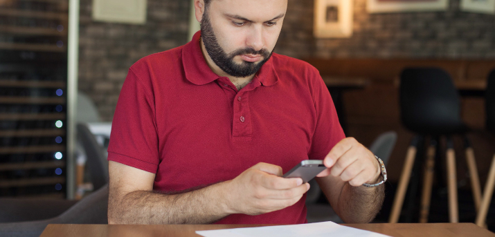 Homme qui prend un document en photo