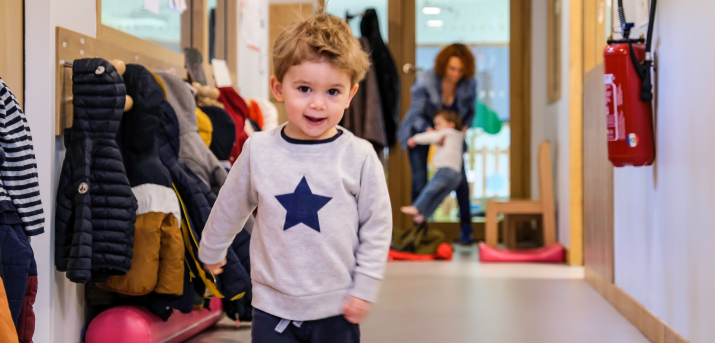 Enfant courant dans un couloir