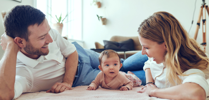 deux parents avec un bébé