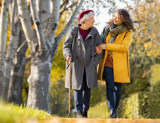 une aidante accompagne une personne
