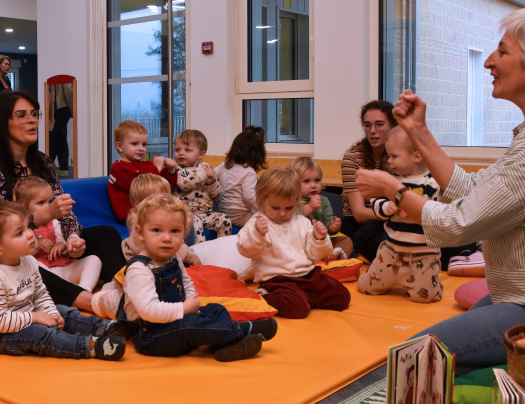 enfants qui jouent dans une crèche
