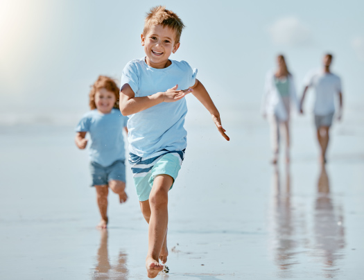 enfants qui courent à la plage